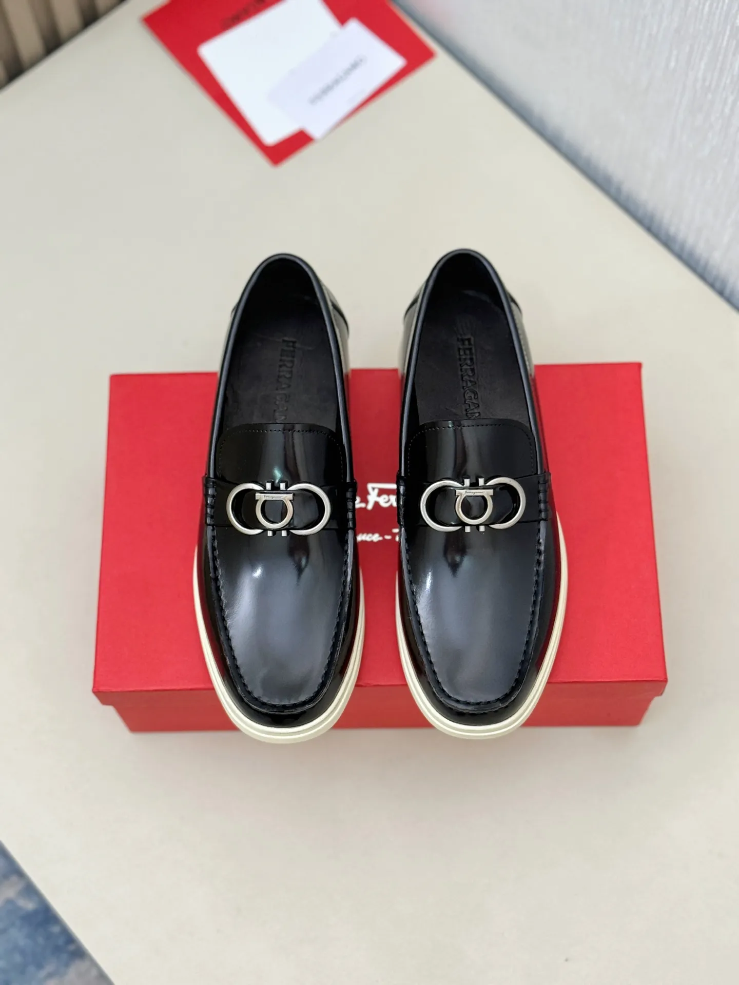 [Ferragamo] P: 580💰 Number of yards: 38~44 (45 orders are non-returnable) Ferragam's new men's driving shoes, the fabric is made of imported cowhide, with visible texture, heavy industrial stitching, dyed calfskin inside, standard logo cowhide feet, big-name experience, soft and comfortable on the feet, a men's favorite, special non-slip and wear-resistant rubber soles, easy to handle various occasions, with original box packaging!